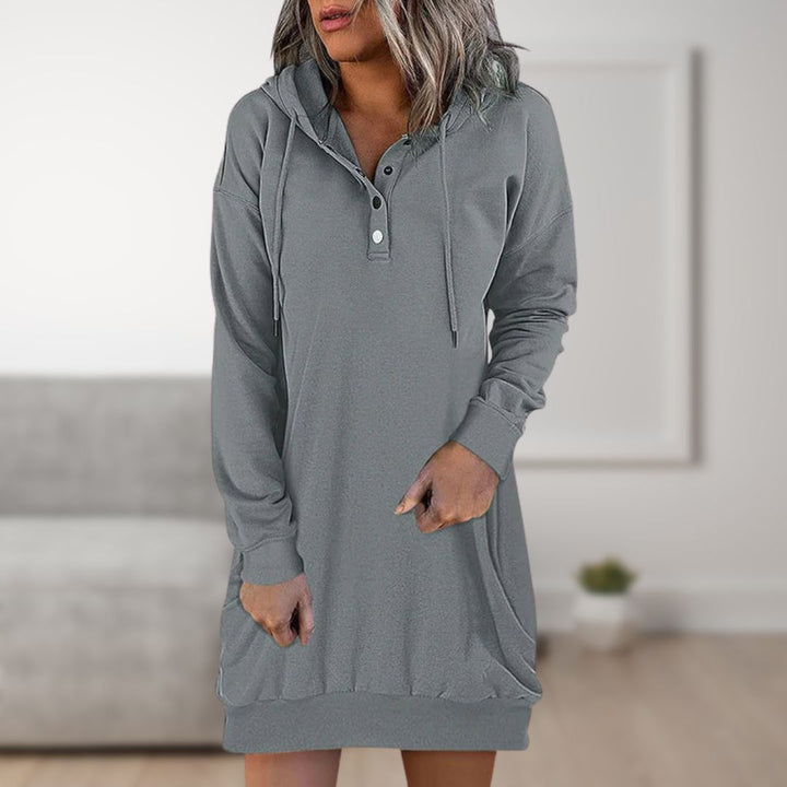 <p>Edwina - Abito a maglia alla moda, casual, con cappuccio e elegante chiusura a bottone al collo.</p>