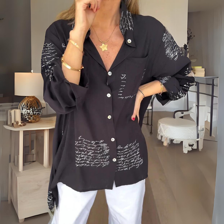 <p>Noëlla - Blusa Artistica Unica con Stampa Scritta a Mano Elegante</p>