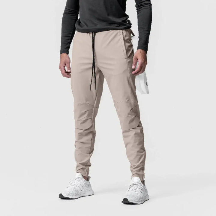 Eleganti pantaloni fitness da uomo in versione mimetica, perfetti per ottenere il massimo delle prestazioni durante l'allenamento.