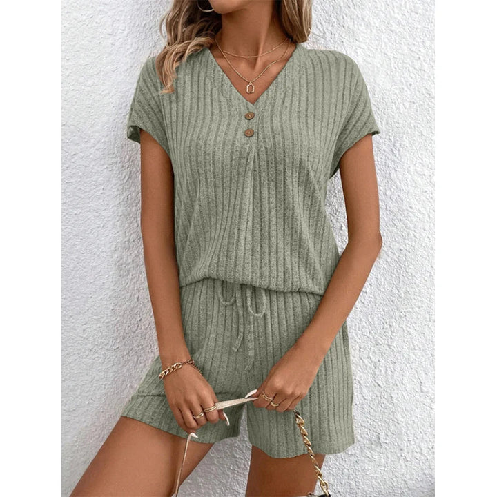 Concetta™ - Set Top con scollo a V e shorts