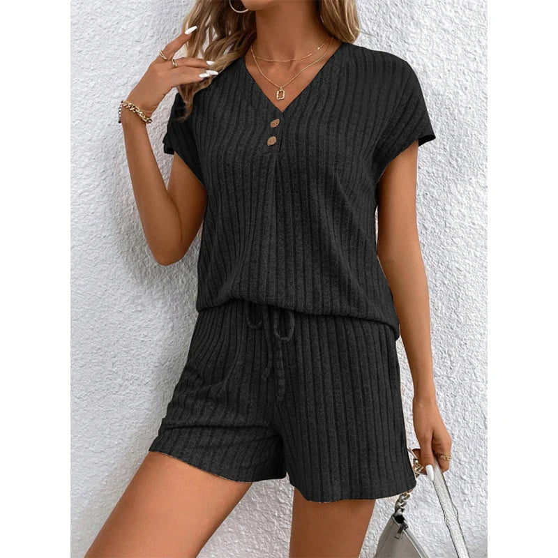 Concetta™ - Set Top con scollo a V e shorts