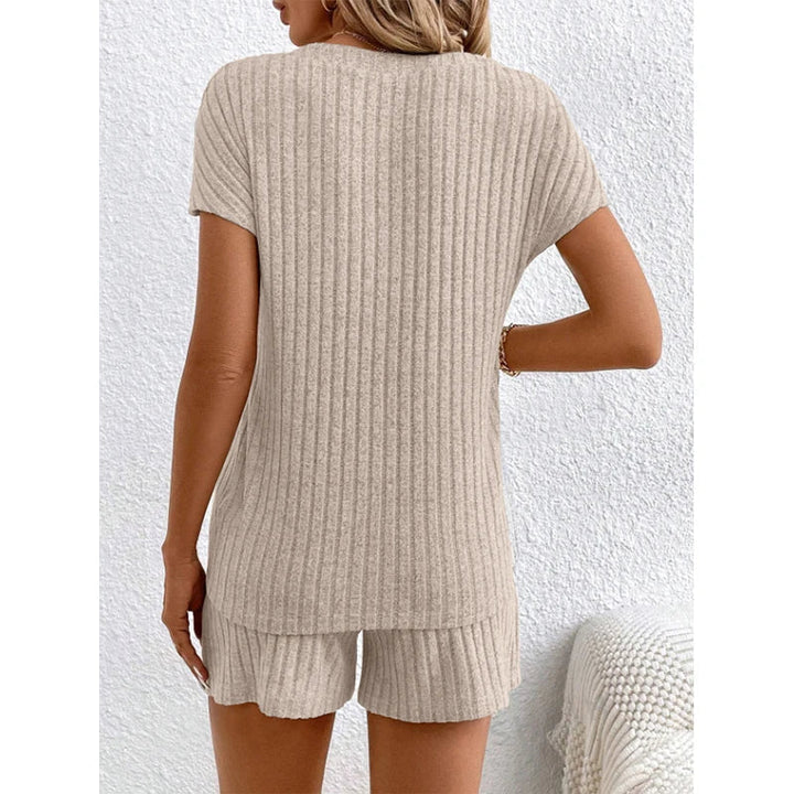 Concetta™ - Set Top con scollo a V e shorts