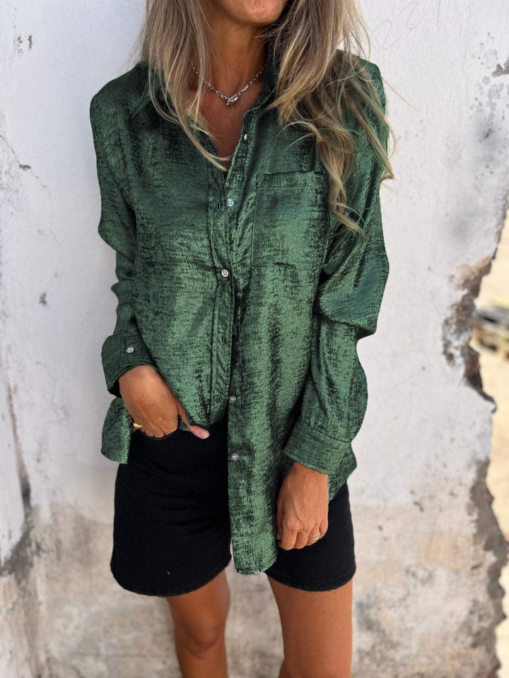 Elegante camicetta metallica da donna con colletto alla moda e design moderno