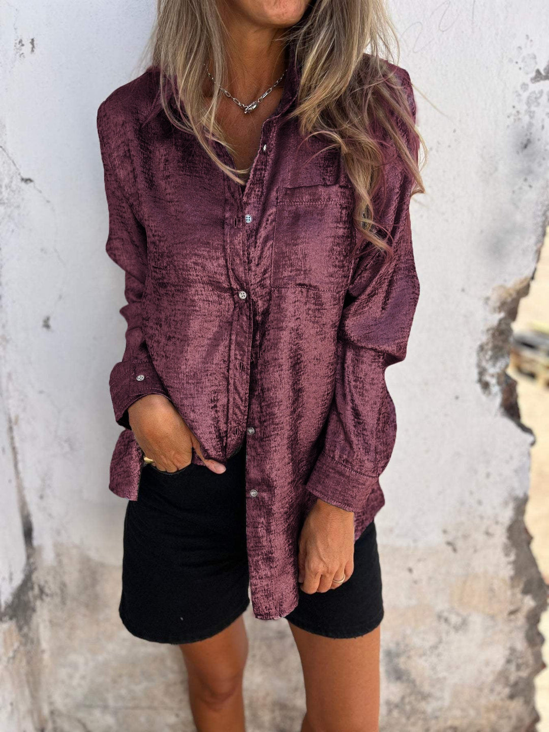 Elegante camicetta metallica da donna con colletto alla moda e design moderno