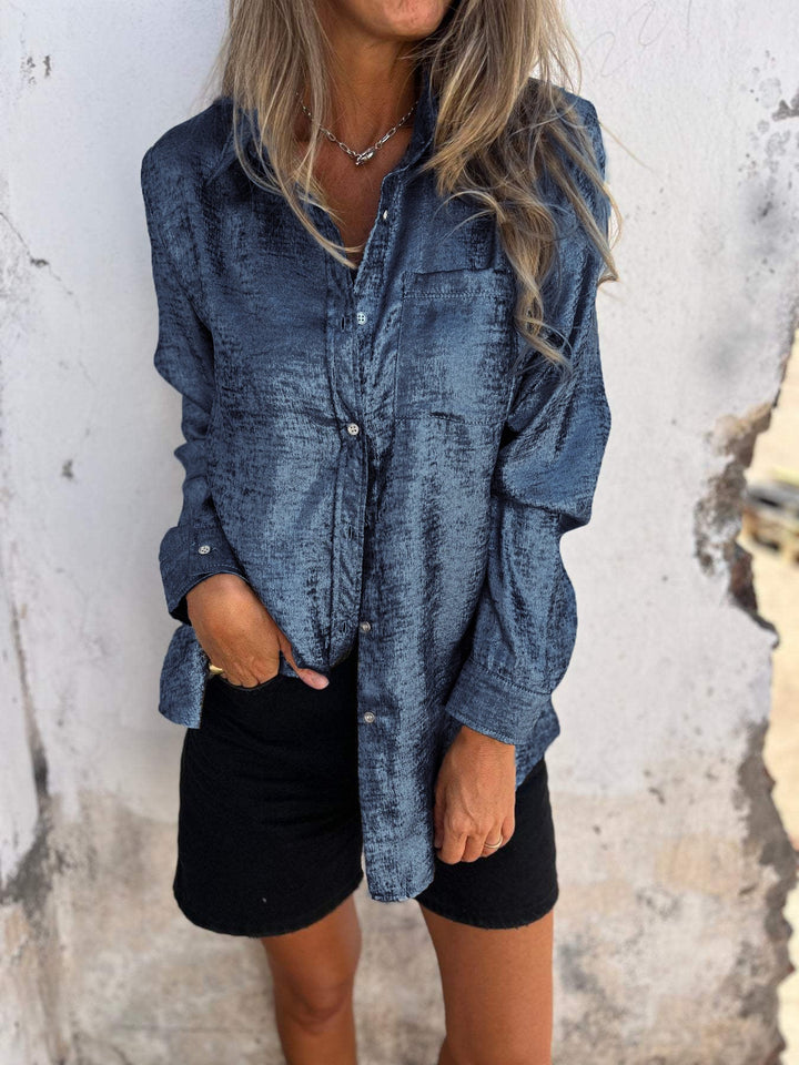 Elegante camicetta metallica da donna con colletto alla moda e design moderno