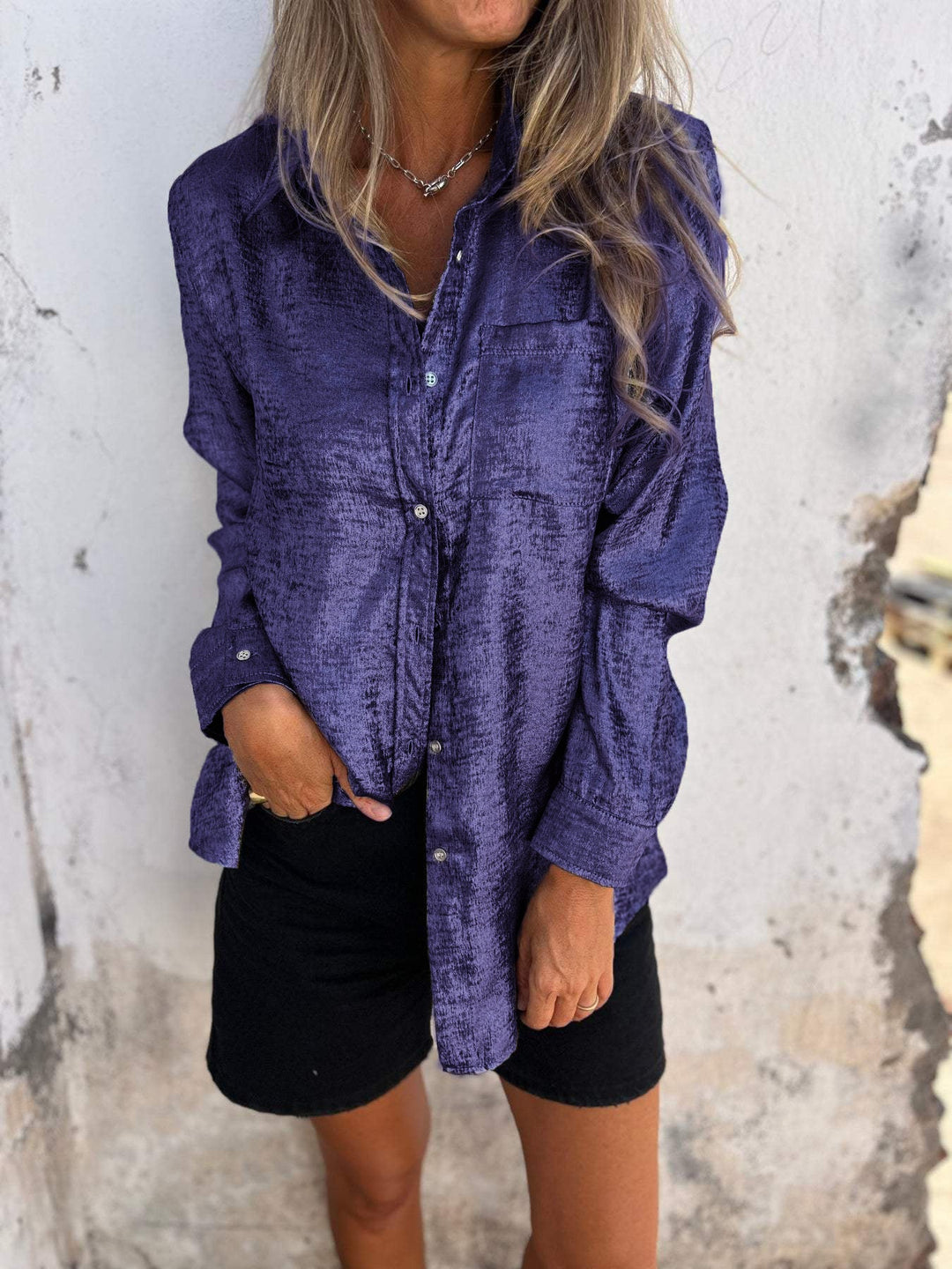 Elegante camicetta metallica da donna con colletto alla moda e design moderno