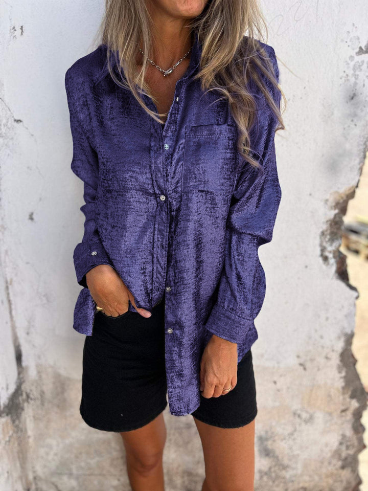Elegante camicetta metallica da donna con colletto alla moda e design moderno