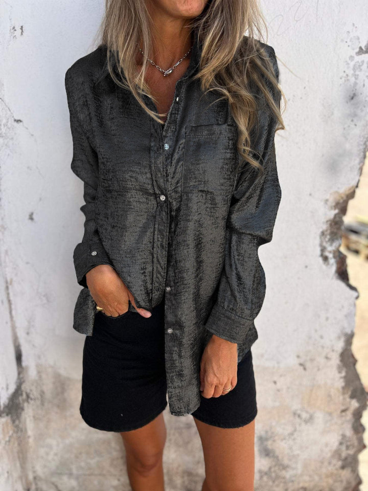 Elegante camicetta metallica da donna con colletto alla moda e design moderno