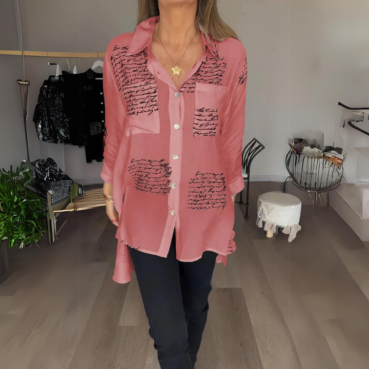 <p>Noëlla - Blusa Artistica Unica con Stampa Scritta a Mano Elegante</p>