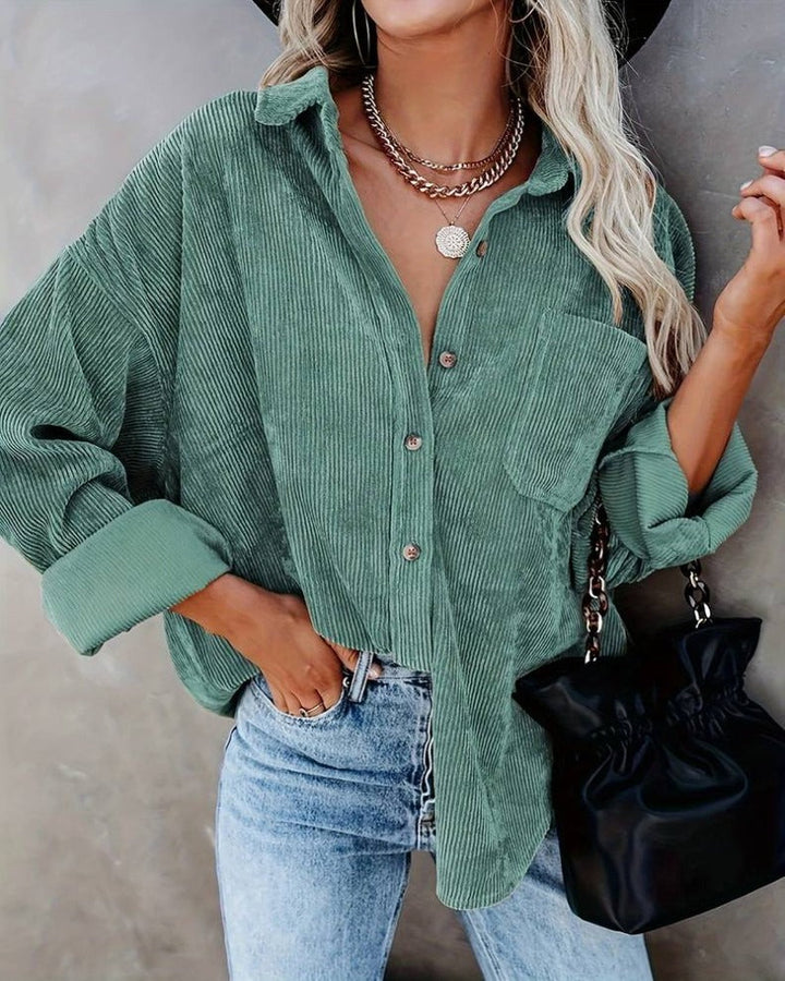 Elegante camicia da donna con colletto in stile vintage e chiusura a bottoni alla moda