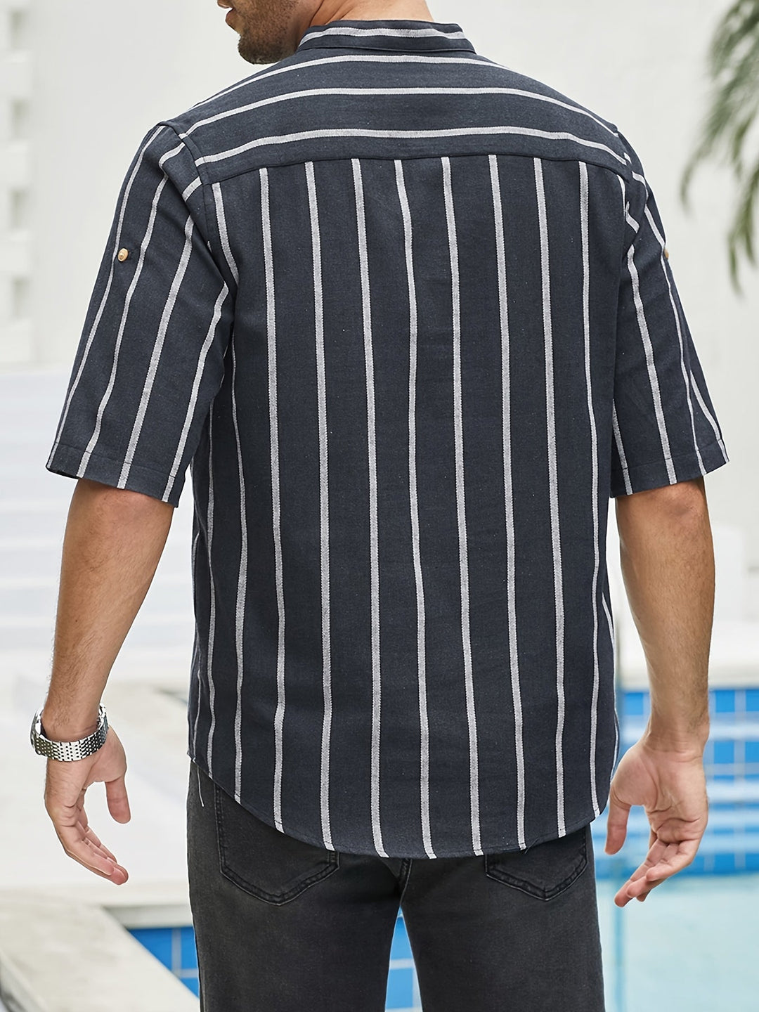 Elegante t-shirt da uomo a maniche corte a righe senza tempo