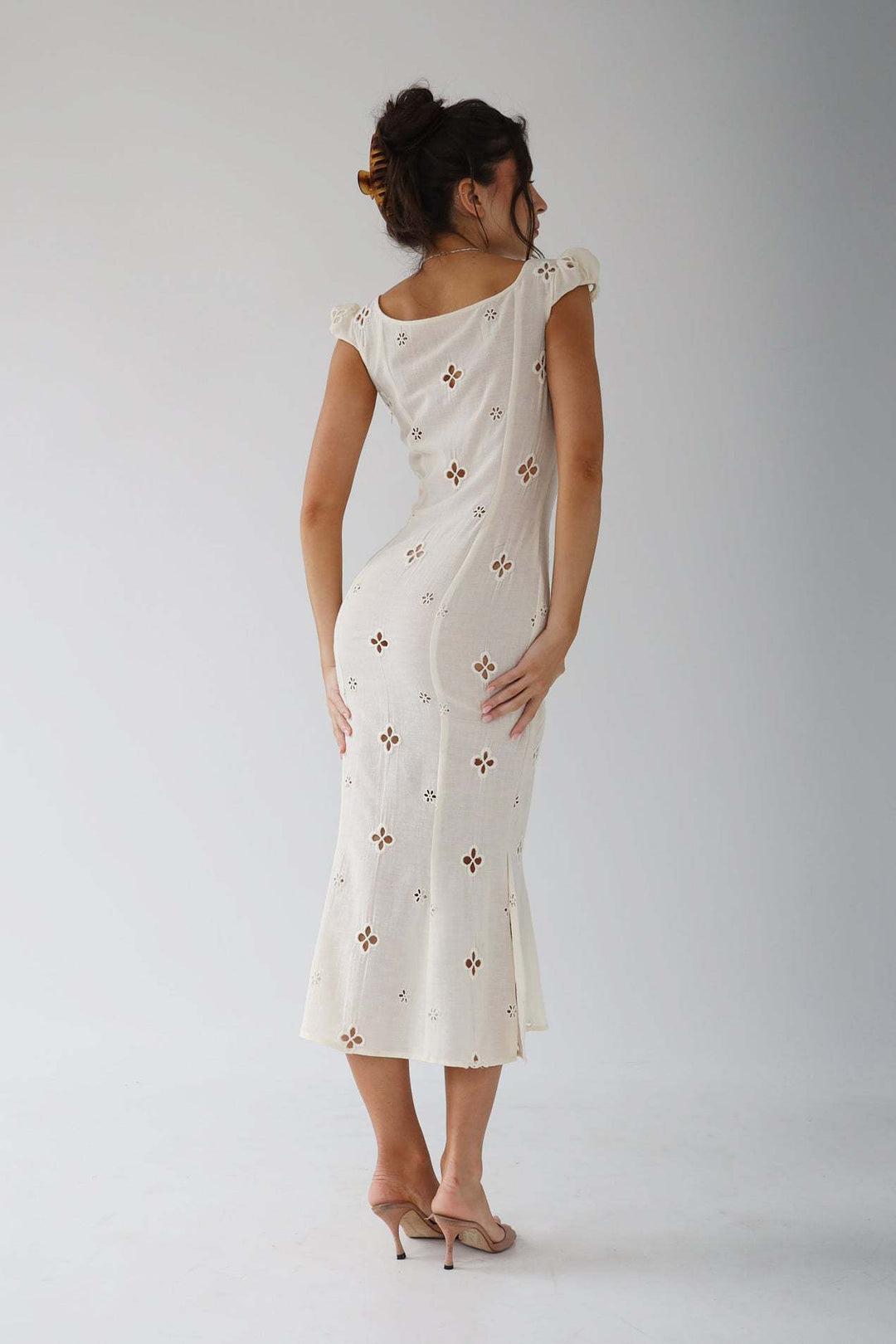 <html><body><p>Isabella - Elegante Vintage Abito Midi con Ricamo a Coda di Pesce</p></body></html>
