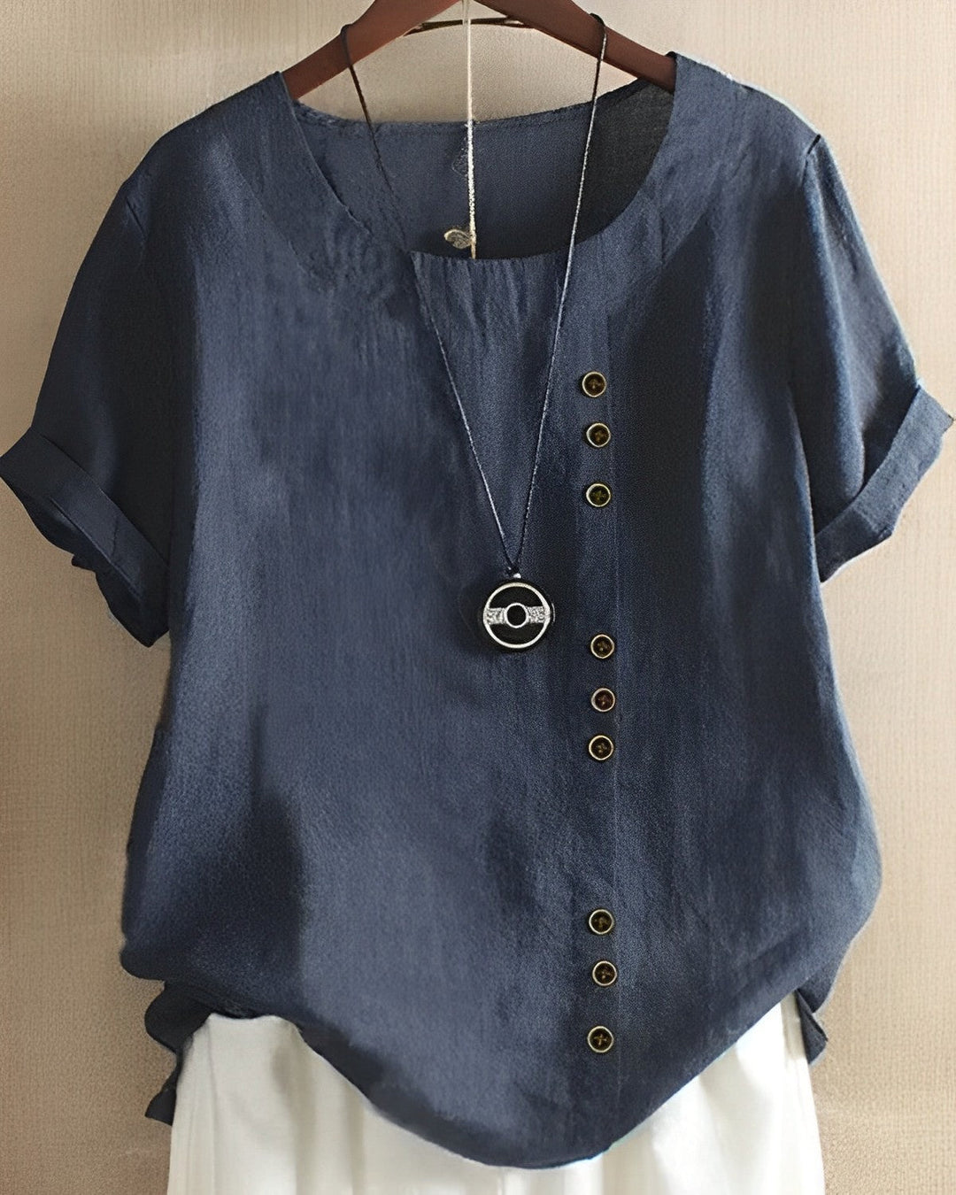 Elegante camicetta da donna in lino con bottoni alla moda - lo stile perfetto per la donna moderna