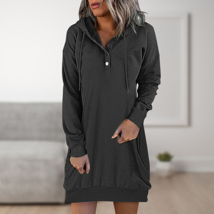 <p>Edwina - Abito a maglia alla moda, casual, con cappuccio e elegante chiusura a bottone al collo.</p>