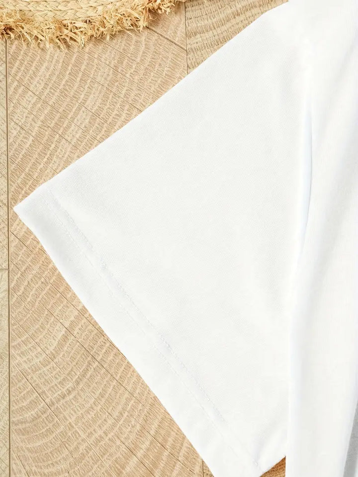 Elegante T-shirt bianca da donna con stampa floreale - perfetta per le calde giornate estive