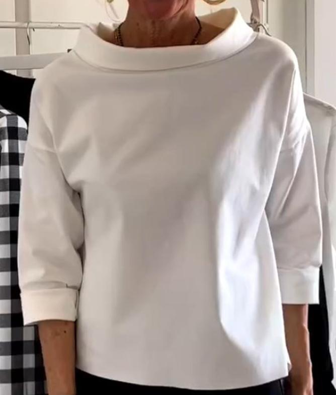 Top da donna elegante con collo alto di tendenza per uno stile unico