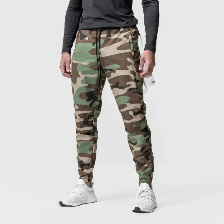 Eleganti pantaloni fitness da uomo in versione mimetica, perfetti per ottenere il massimo delle prestazioni durante l'allenamento.