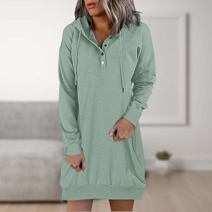 <p>Edwina - Abito a maglia alla moda, casual, con cappuccio e elegante chiusura a bottone al collo.</p>