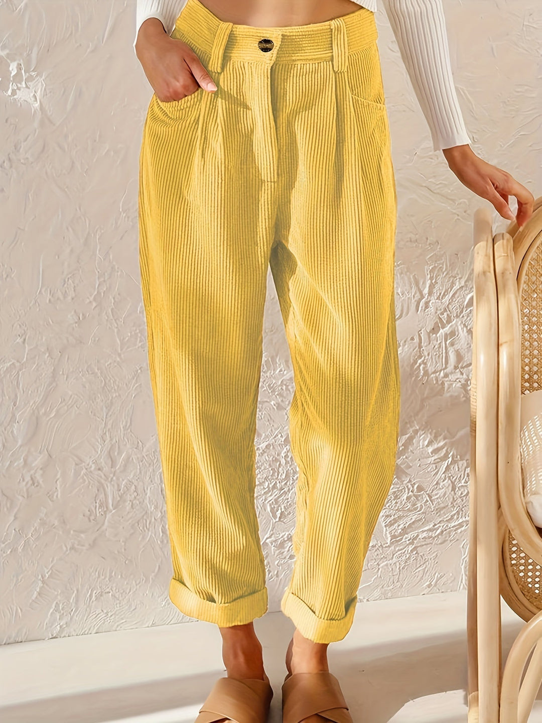 Pantaloni eleganti da donna in velluto a coste con gamba dritta - Un look classico ed elegante