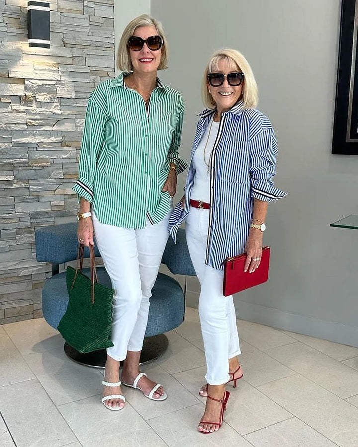 Elegante camicia da donna con bottoni a righe: un classico versatile da indossare nel guardaroba.