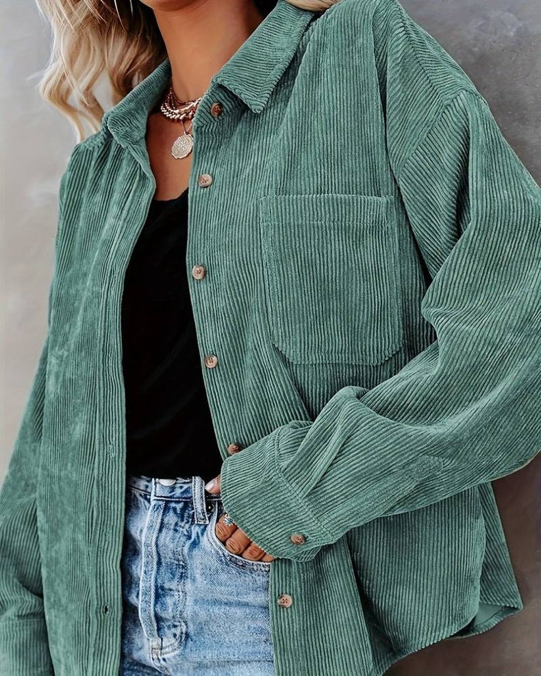 Elegante camicia da donna con colletto in stile vintage e chiusura a bottoni alla moda
