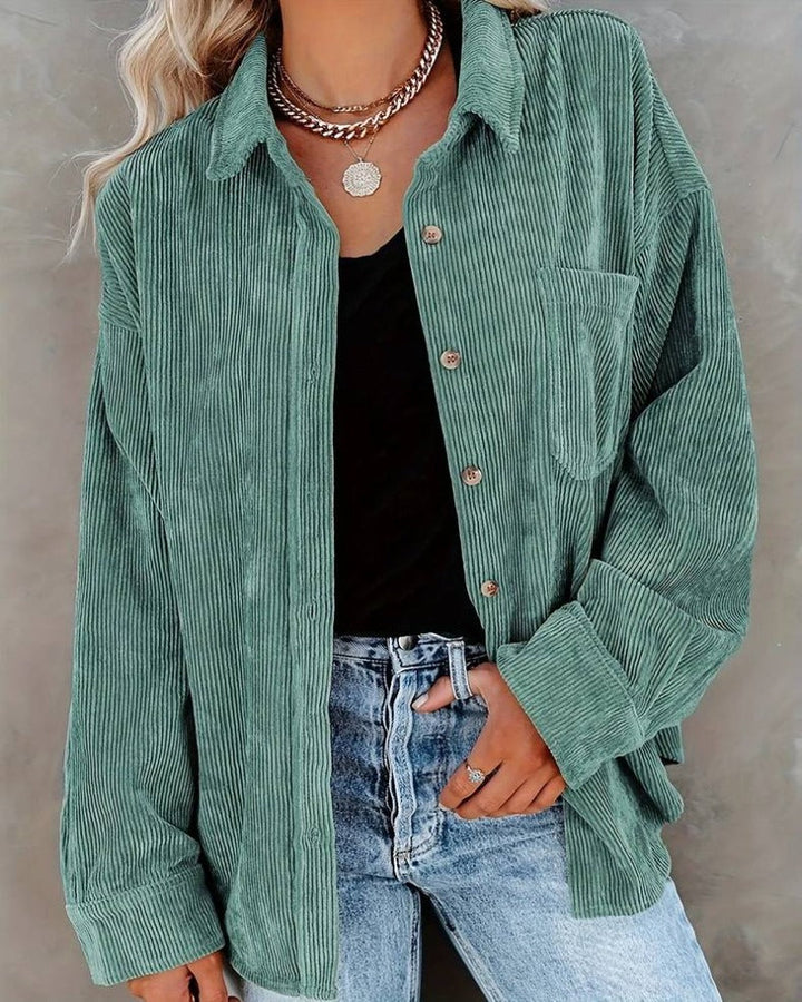 Elegante camicia da donna con colletto in stile vintage e chiusura a bottoni alla moda