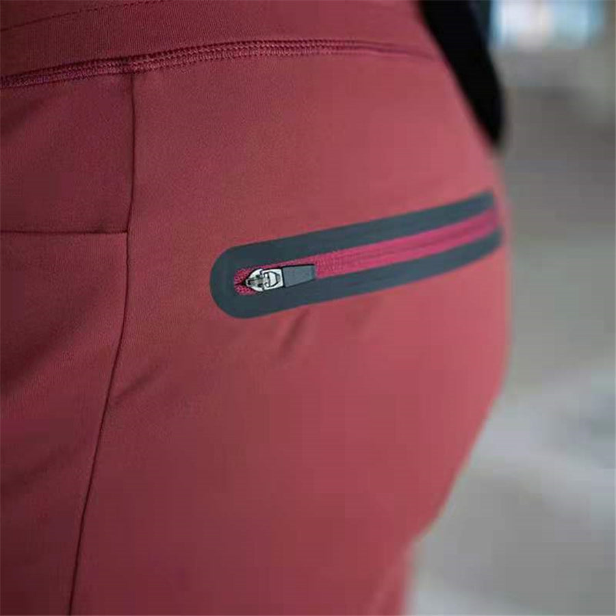Ace - Una scarpa da corsa comoda e sportiva con tracolla elastica, ideale per gli amanti di molte attività.