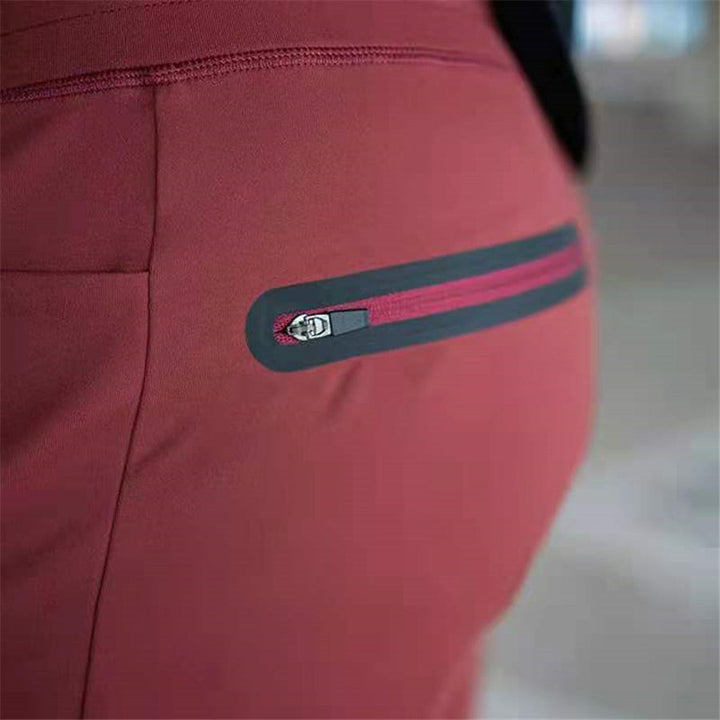 Ace - Una scarpa da corsa comoda e sportiva con tracolla elastica, ideale per gli amanti di molte attività.