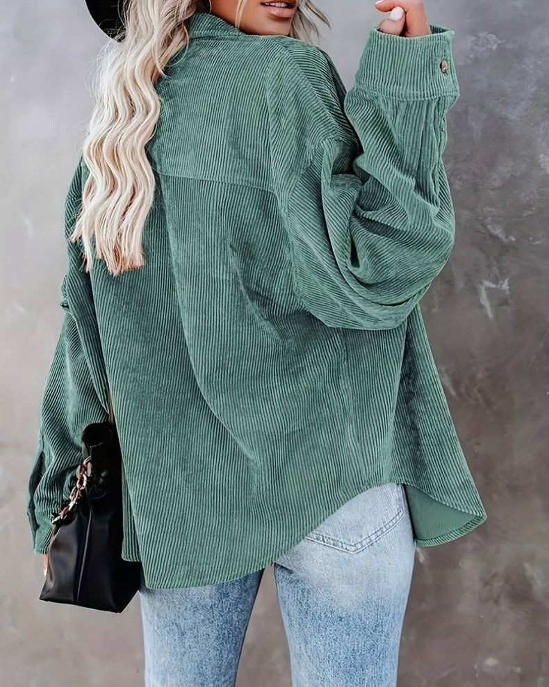 Elegante camicia da donna con colletto in stile vintage e chiusura a bottoni alla moda