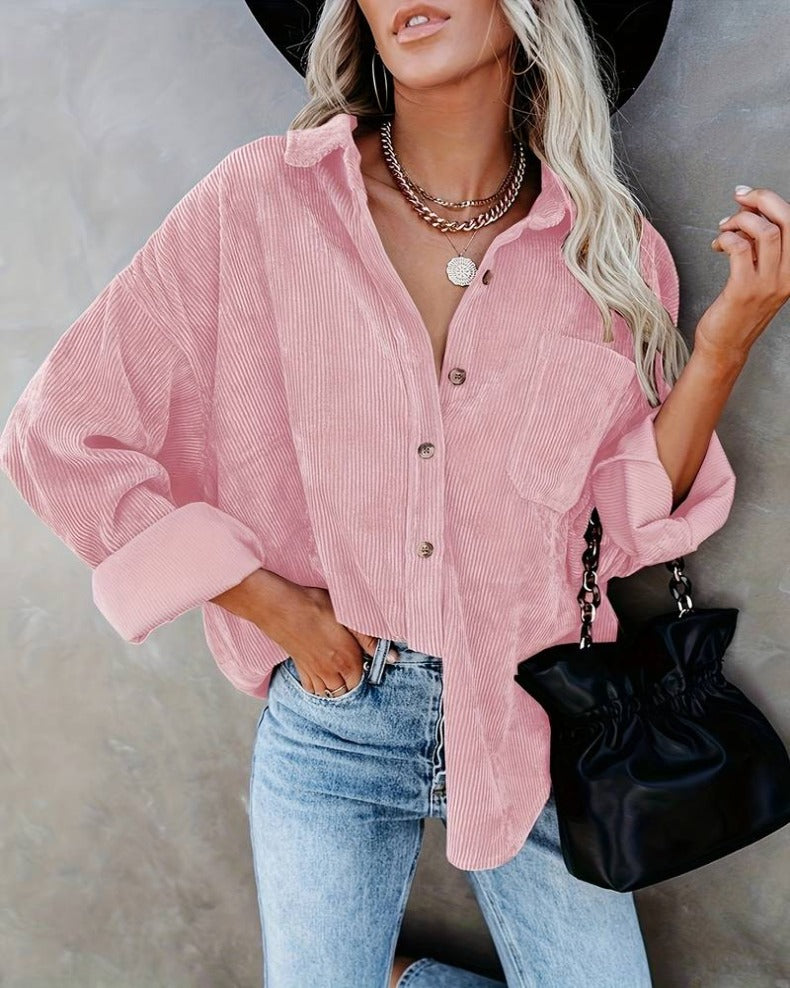 Elegante camicia da donna con colletto in stile vintage e chiusura a bottoni alla moda