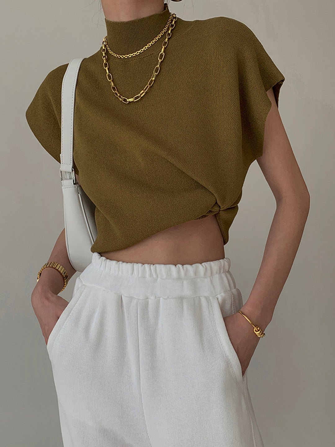 <html><body><p>Ismara - Top Elegante con Collo Alto Chic</p></body></html>