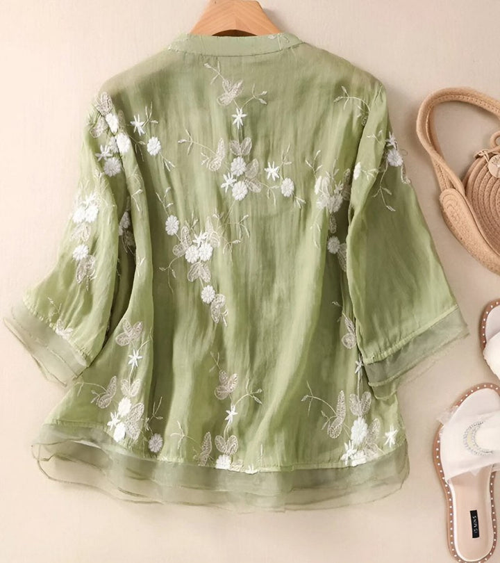 Elegante camicia vintage da donna con decorazioni attraenti per uno stile unico