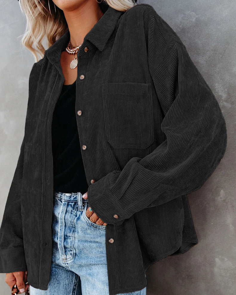 Elegante camicia da donna con colletto in stile vintage e chiusura a bottoni alla moda