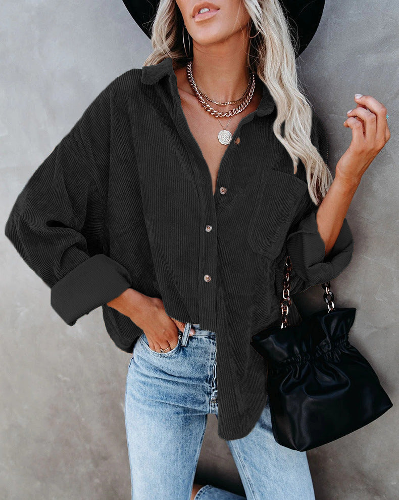 Elegante camicia da donna con colletto in stile vintage e chiusura a bottoni alla moda