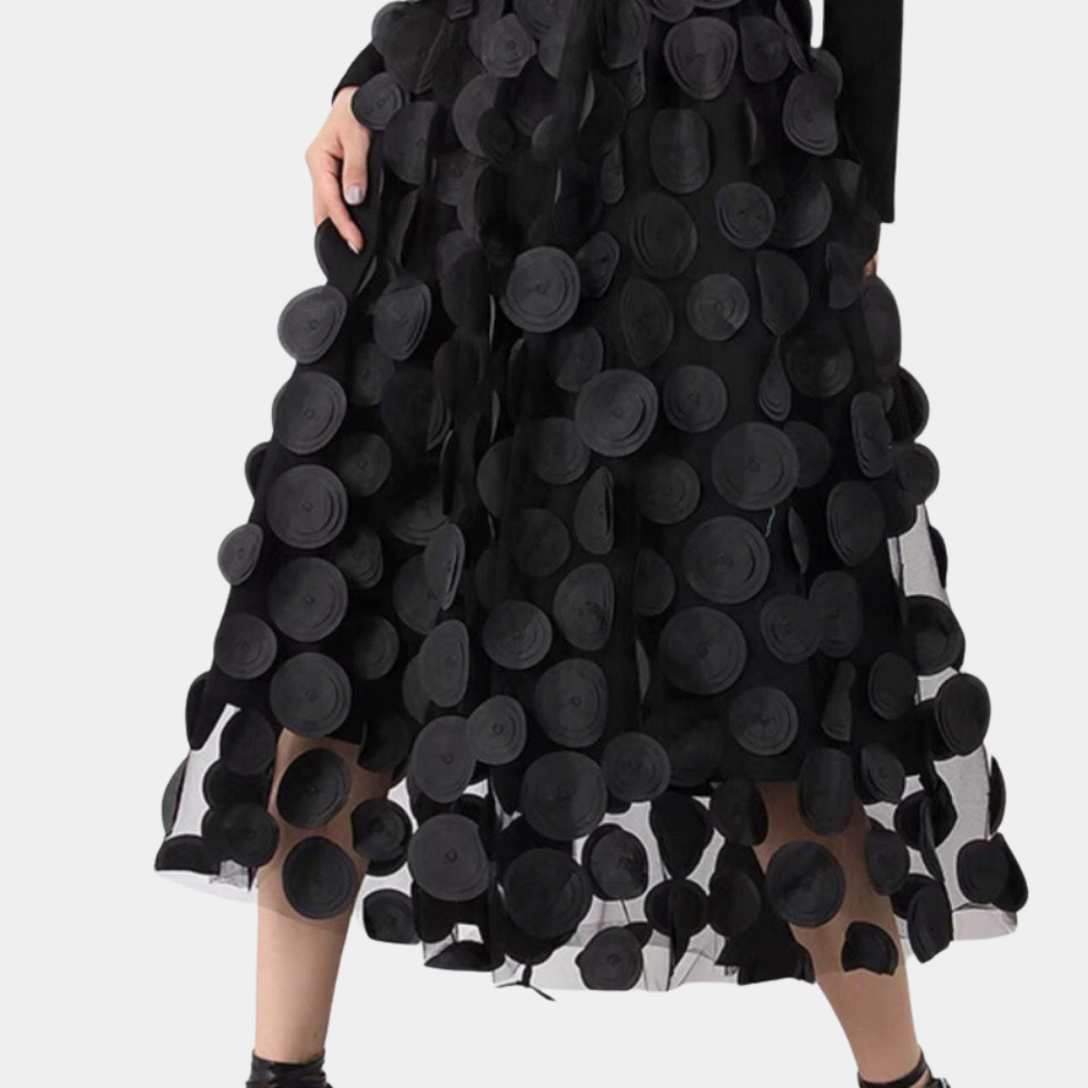 Elegante damigella d'onore con coda di cavallo e pois 3D chic - Seraphine per un ambiente moderno e alla moda