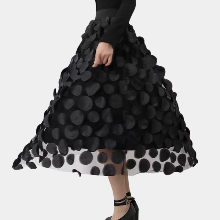 Elegante damigella d'onore con coda di cavallo e pois 3D chic - Seraphine per un ambiente moderno e alla moda