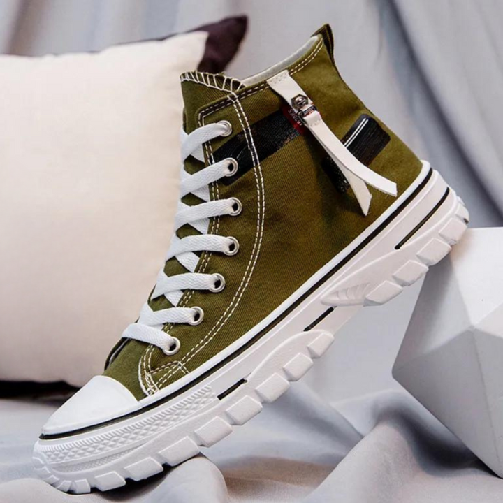 Sneakers alte moderne e alla moda per uomo di Barca