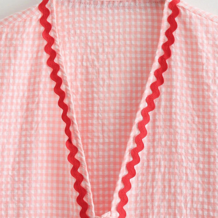 <p>Seraphine - Top alla Moda per Donne con Deliziosa Applicazione a Forma di Cuore</p>