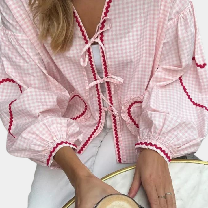 <p>Seraphine - Top alla Moda per Donne con Deliziosa Applicazione a Forma di Cuore</p>