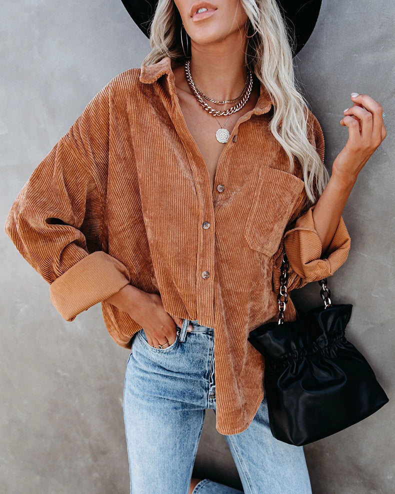 Elegante camicia da donna con colletto in stile vintage e chiusura a bottoni alla moda