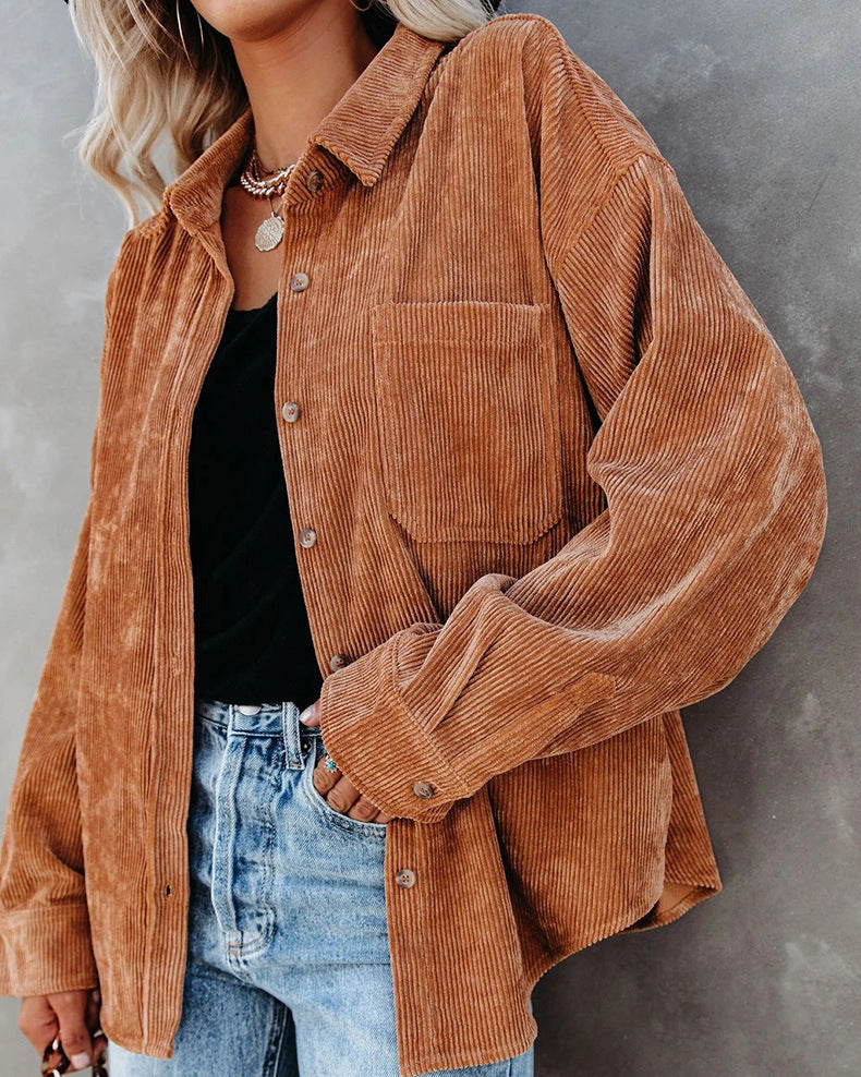 Elegante camicia da donna con colletto in stile vintage e chiusura a bottoni alla moda
