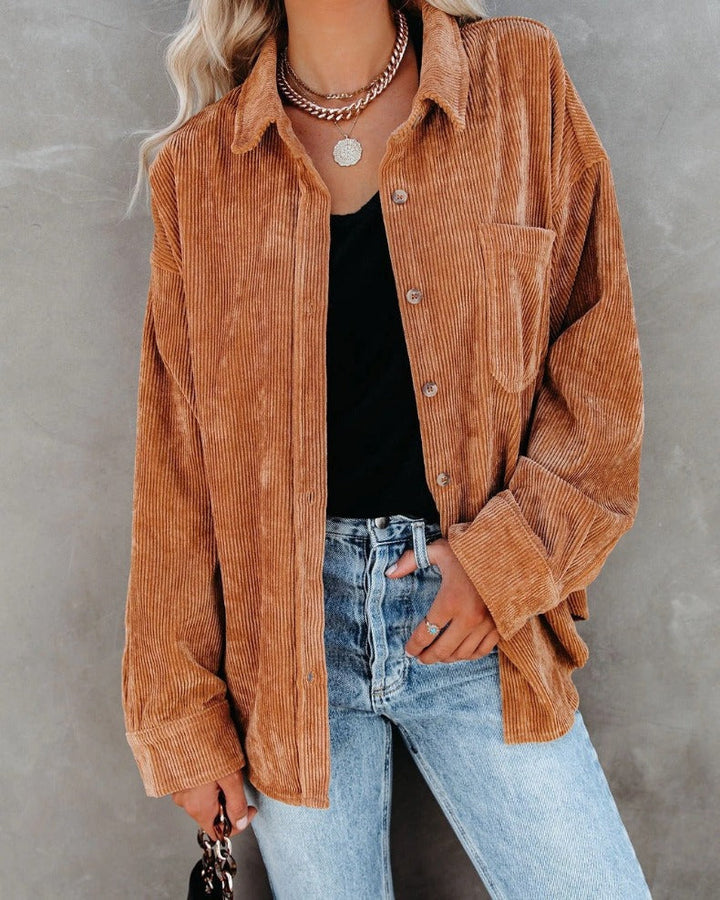 Elegante camicia da donna con colletto in stile vintage e chiusura a bottoni alla moda