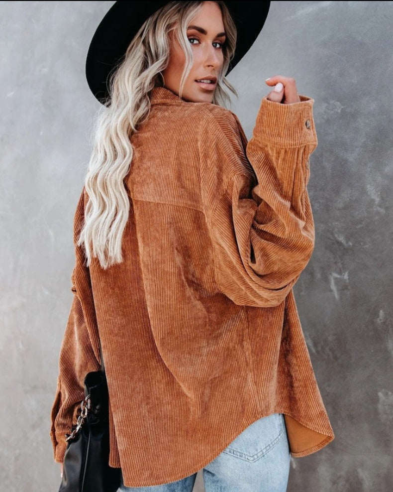 Elegante camicia da donna con colletto in stile vintage e chiusura a bottoni alla moda