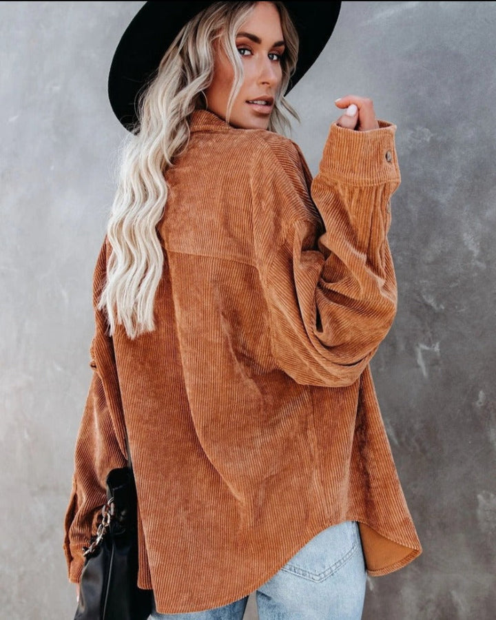 Elegante camicia da donna con colletto in stile vintage e chiusura a bottoni alla moda