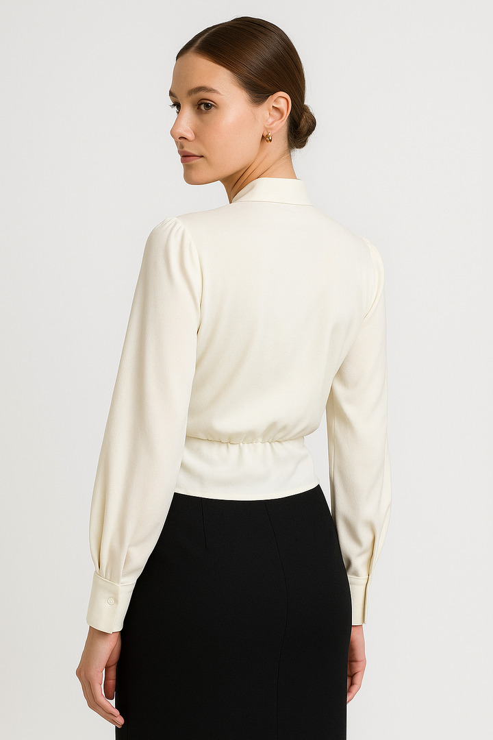 <p>Celeste – Blusa in Raso di Lusso per un Look Elegante</p>