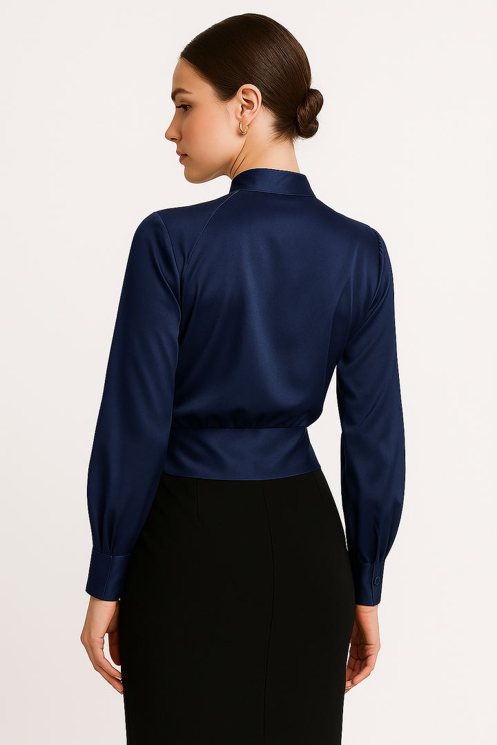 <p>Celeste – Blusa in Raso di Lusso per un Look Elegante</p>