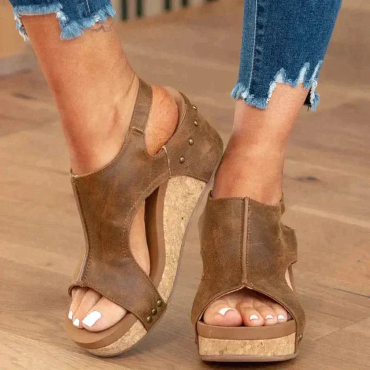 Eleganti sandali da donna in pelle con tacco a zeppa e morbida soletta per il massimo comfort