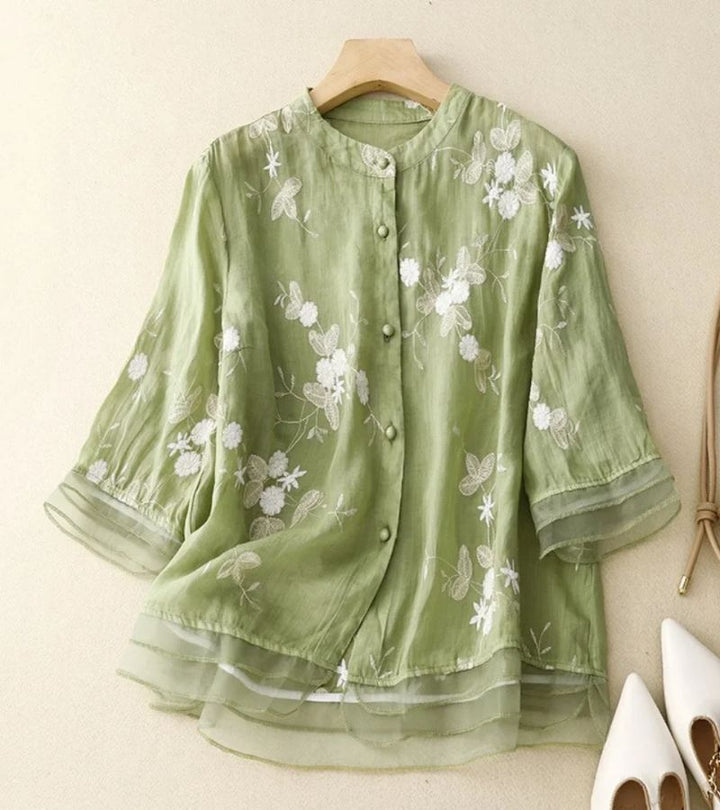Elegante camicia vintage da donna con decorazioni attraenti per uno stile unico