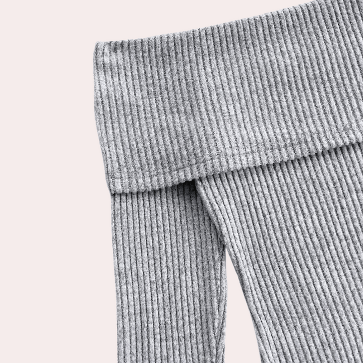 <p>Autunno - Rottura alla moda in maglia a coste scollata</p>