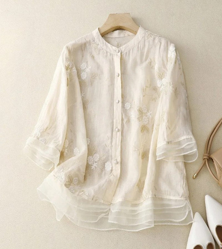 Elegante camicia vintage da donna con decorazioni attraenti per uno stile unico